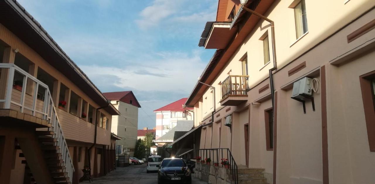 Hostel „La Galan” Rădăuţi Extérieur photo