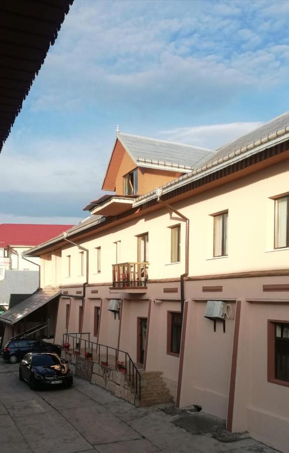 Hostel „La Galan” Rădăuţi Extérieur photo