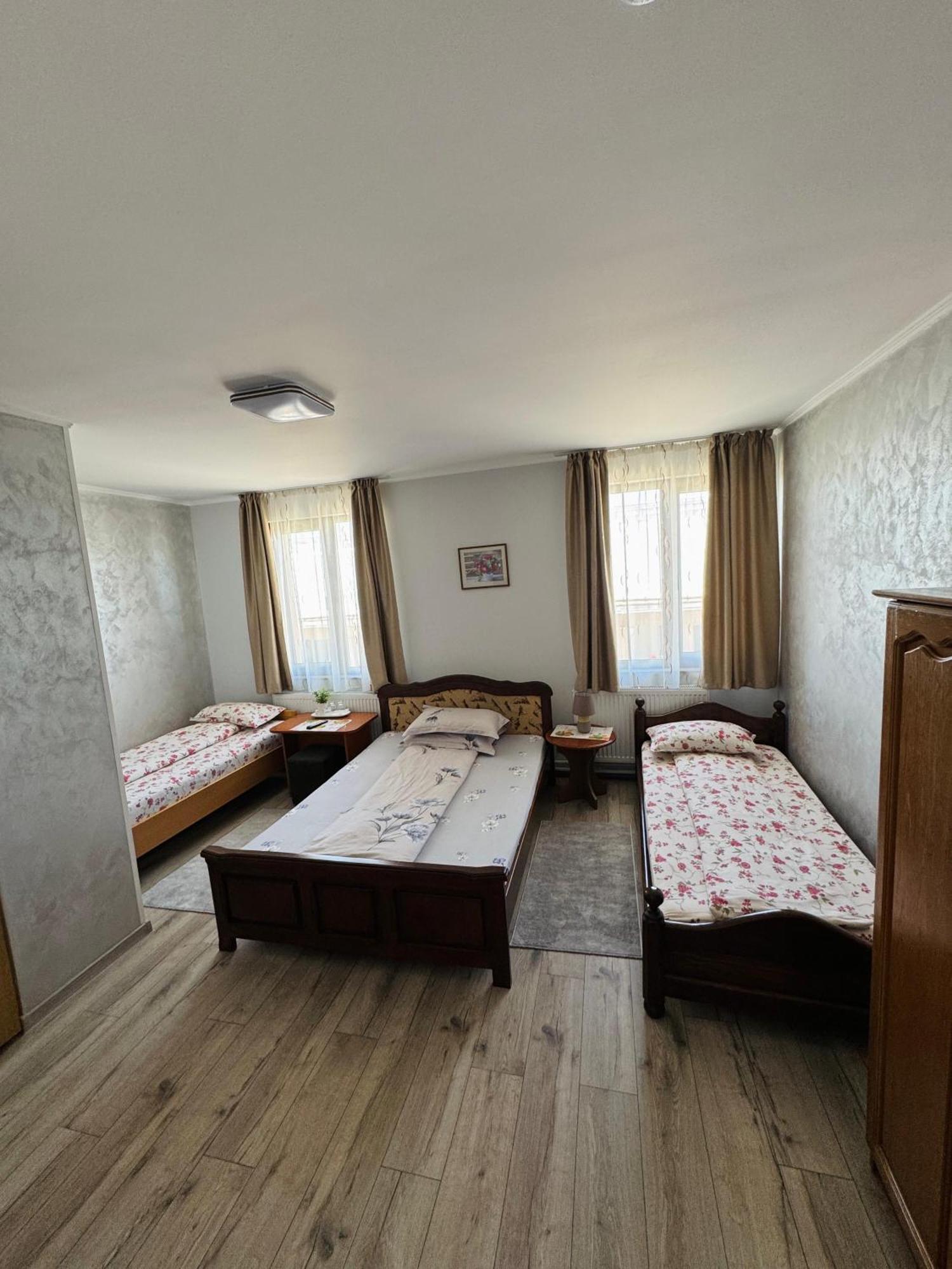 Hostel „La Galan” Rădăuţi Extérieur photo