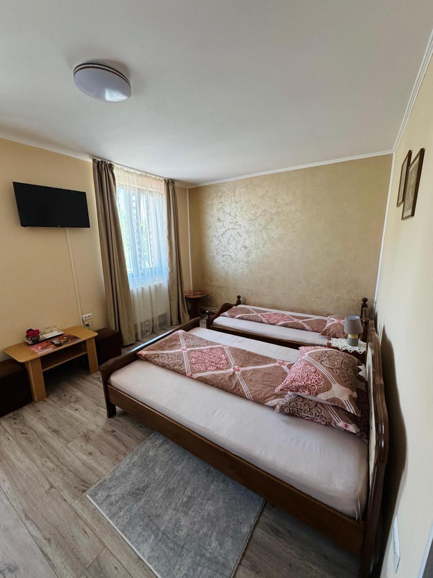 Hostel „La Galan” Rădăuţi Extérieur photo